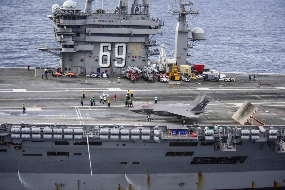 Un F-35C sur le pont de l'USS Dwight D. Eisenhower, prêt à être catapulté.