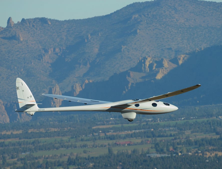 Le planeur stratosphérique Perlan 2 vu ici au cours de son tout premier vol, au cours duquel il a réussi à atteindre les 5 000 pieds d'altitude.