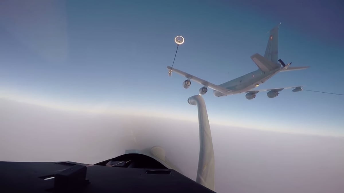 Rafale au ravitaillement.