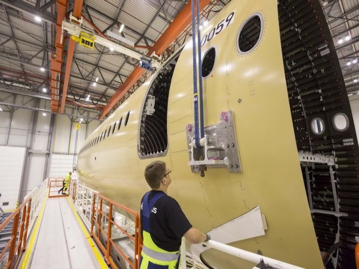 La section de fuselage avant du premier prototype de l'A350-1000 est en cours d'assemblage à Hambourg.