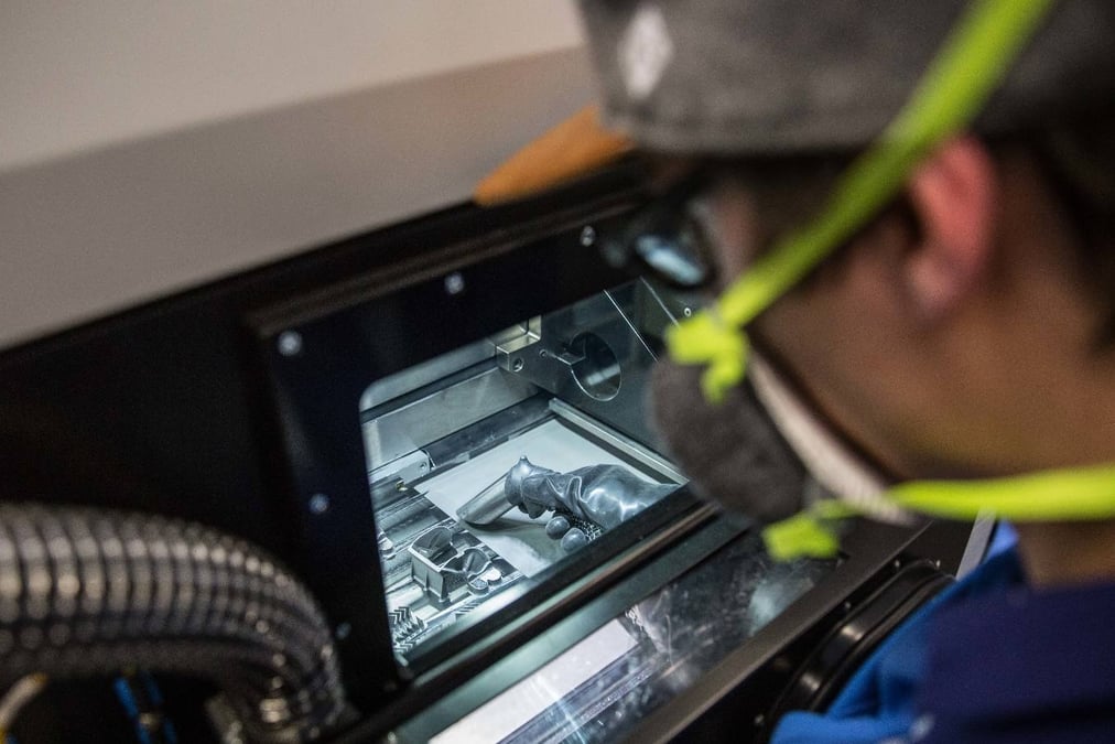 Liebherr lance la production en série de composants imprimés en 3D. Ici, vue dans la chambre de fabrication de l’imprimante 3D de l'équipementier.
