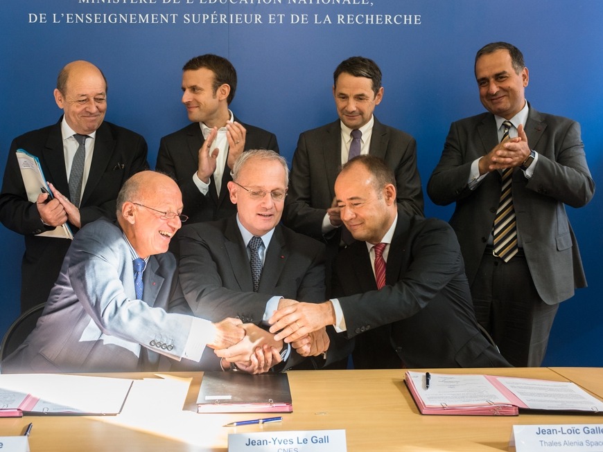 Marwan Lahoud, n°2 du groupe Airbus et président du GIFAS (debout à droite), est à double titre un acteur majeur du Cospace.