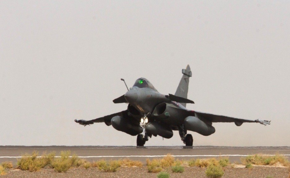 Un Rafale s'envole pour la Syrie, depuis la base d'Al Dhafra, EAU