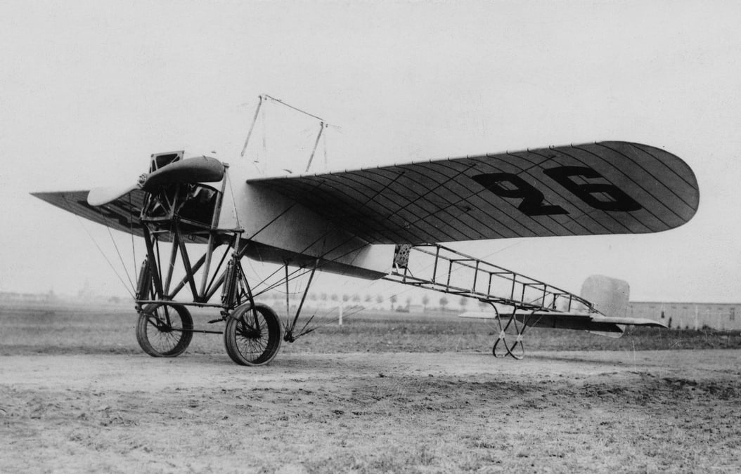 C'est sur ce type d'appareil, un Bleriot monoplan, que Pégoud devint célèbre du jour au lendemain en septembre 1913 après avoir effectué un vol sur le dos.