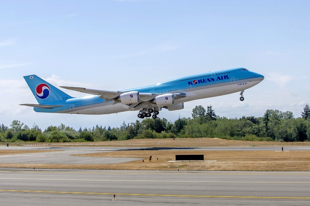 Korean Air a reçu son premier Boeing 747-8 le 25 août. Celui-ci est une version transport de passagers. la compagnie sud-coréenne est la première à exploiter simultanément les versions fret et transport de passagers.