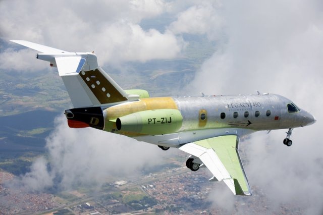 C'est un Embraer Legacy 450 similaire à celui-ci qui a battu un record de vitesse entre Hawaï et la Californie en décembre 2016.