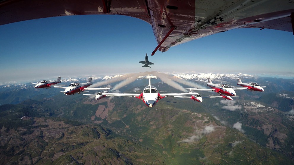 Les Snowbirds en Demo avec un CF-18 de l'équipe de démonstration.