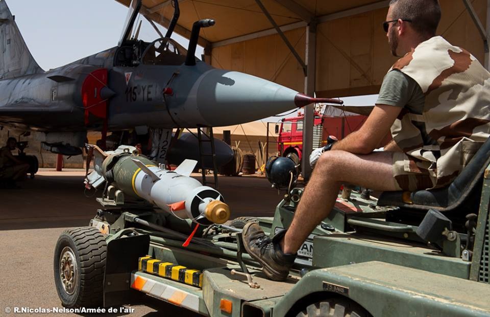 Chargement de bombes GBU-12 sur un Mirage 2000C.