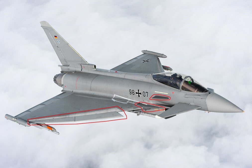 L'Eurofighter IPA7, dont les principales modifications d'ordre aérodynamique sont encadrées en rouge.