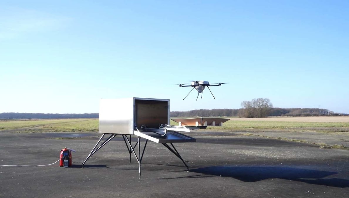 La ruche accueille le drone et le recharge.