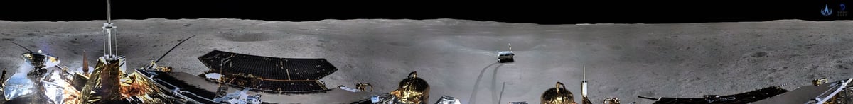 Le cratère Von Karman de 186 km de diamètre apparaît à l'horizon