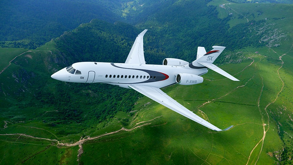 Le Falcon 5X de Dassault Aviation devait faire son vol inaugural cet été.