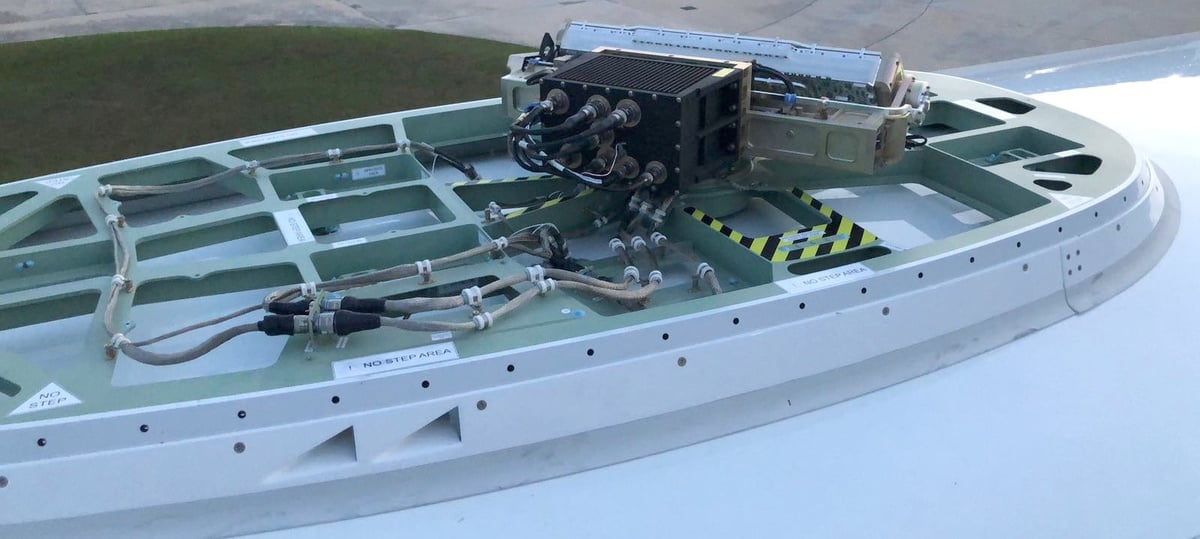 L'antenne du SUMS, vue ici sans son capotage aérodynamique, s'installe en un minimum de perçages.