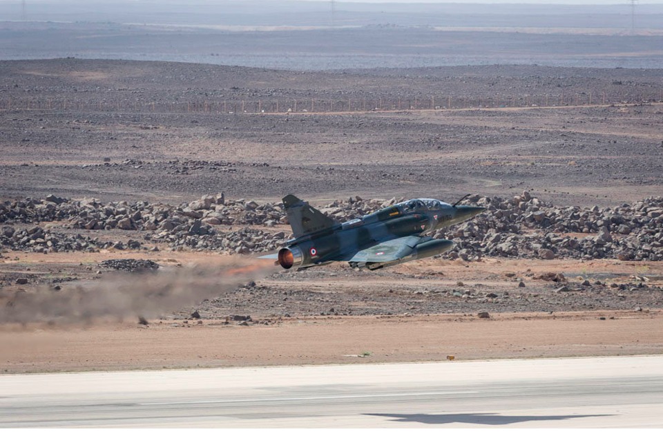 un Mirage 2000 au décollage en Jordanie