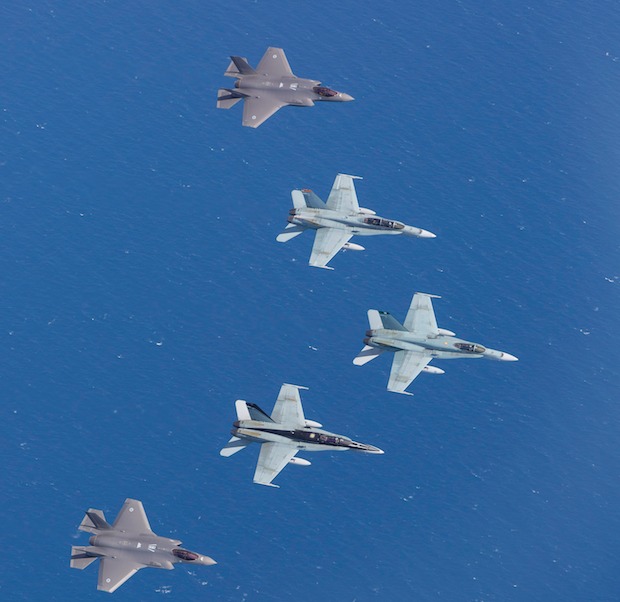 Les F-35A ont été accueillis par des Super Hornet