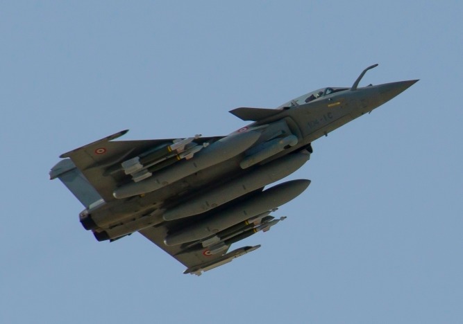 Pour l'heure les Rafale français mettent en œuvre des bombes GBU-12 et des AASM. Le canon de 30 mm a également été employé