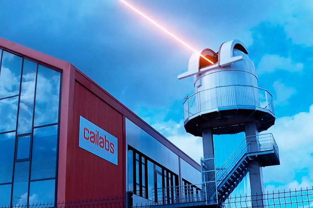 Les locaux de Cailabs à Rennes et la station sol de communication optique avec l'espace.