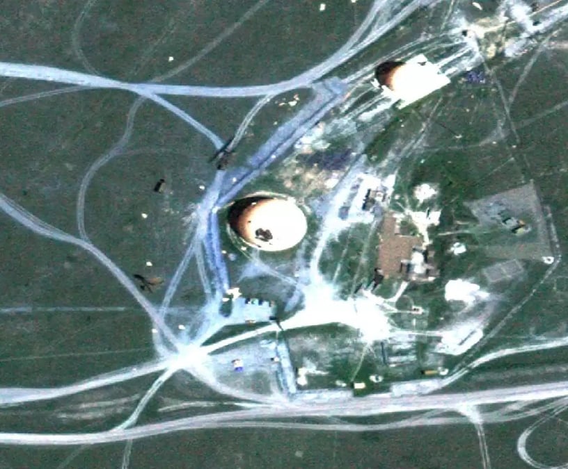 Un trou est clairement visible dans l'un des deux radômes de la station radar de Mayak (Crimée).