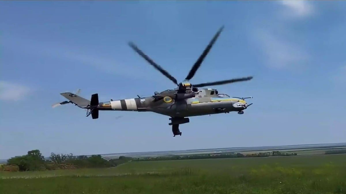 Ancien Mi-35 tchèque aux couleurs ukrainiennes juste après un tir en "spray and pray".