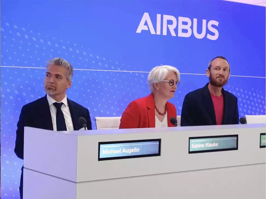 Michael Augello (Président de Airbus UpNext), Sabine Klauke (Directrice technique d'Airbus) et Glen Llewellyn (Vice-président de ZEROe chez Airbus)