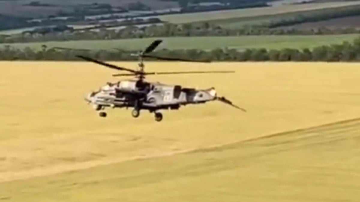 Hélicoptère de reconnaissance et de combat Ka-52 Hokum-B russe sans empennage.