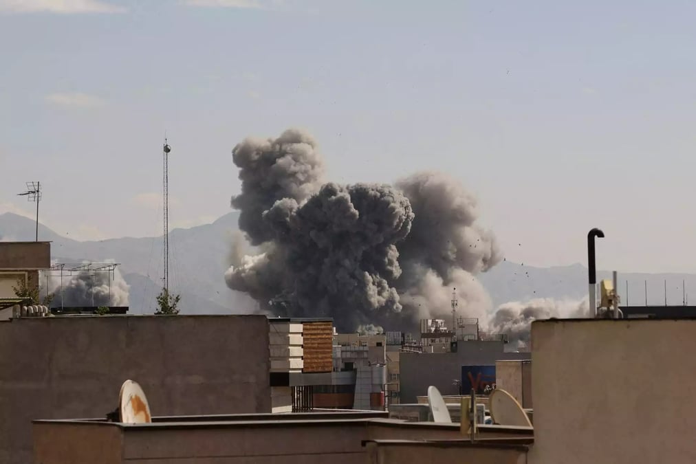 Les frappes sur Téhéran se poursuivent le 1er mars, après l'attaque israélo-américaine déclenchée la veille contre l'Iran.