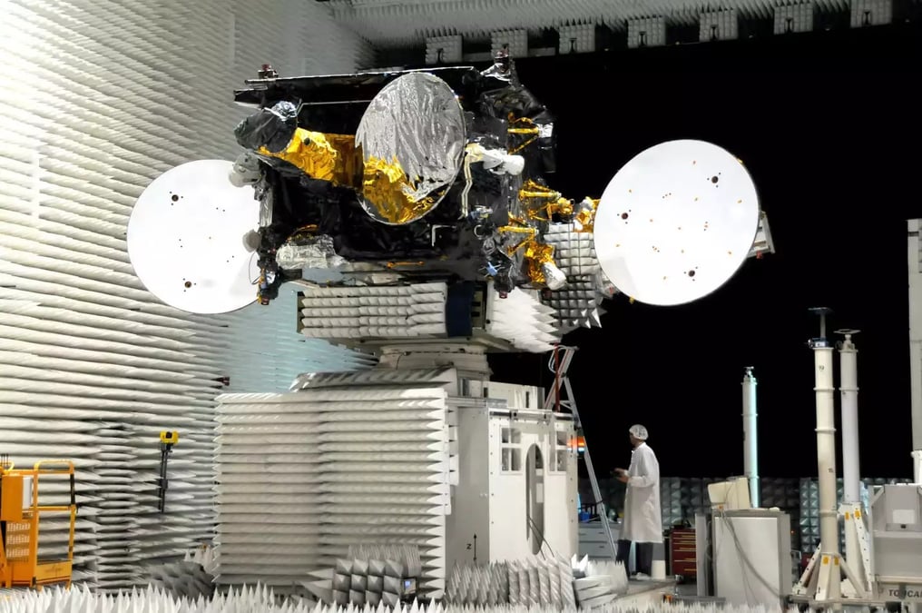Essai acoustique d’un satcom géostationnaire équipé de la plateforme Spacebus B2 de Thales Alenia Space.
