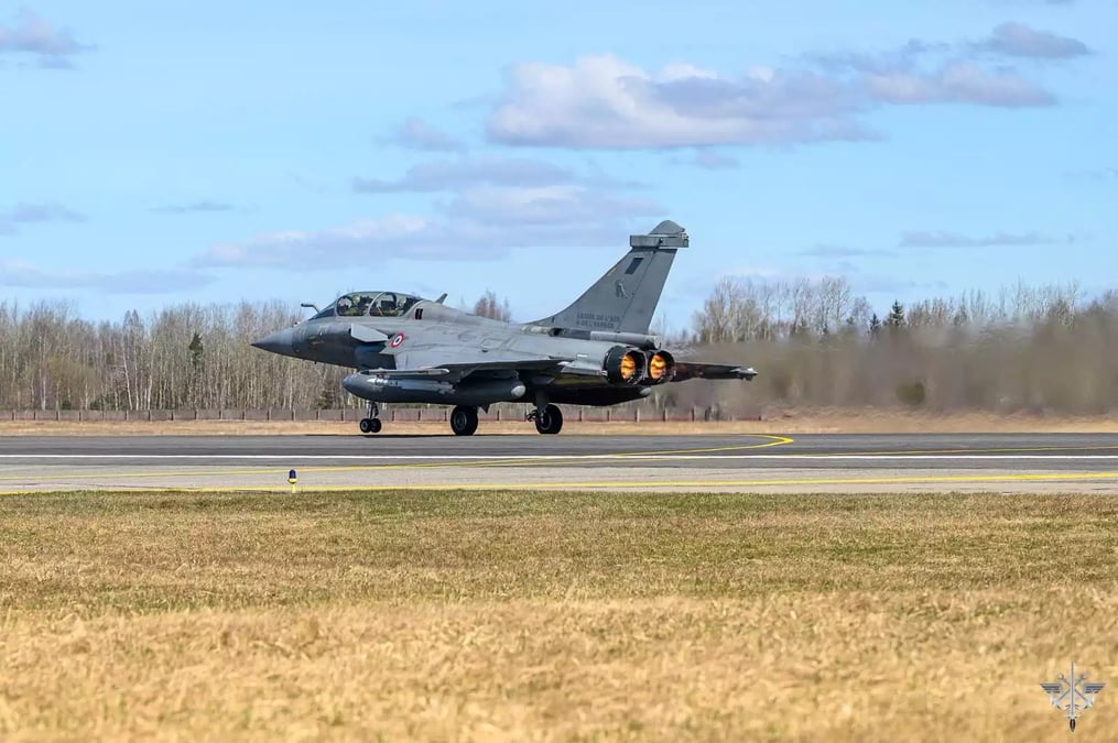 Premier décolllage d'alerte pour les Rafale B de la 4ème EC dans le cadre de la mission Baltic Air Policing (8 avril 2026).