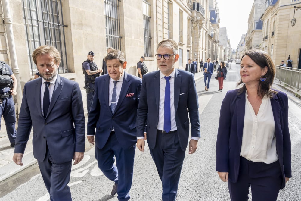Le premier secrétaire du Parti socialiste, accompagné de Boris Vallaud, Patrick Kanner et Johanna Rolland, à leur arrivée à Matignon.