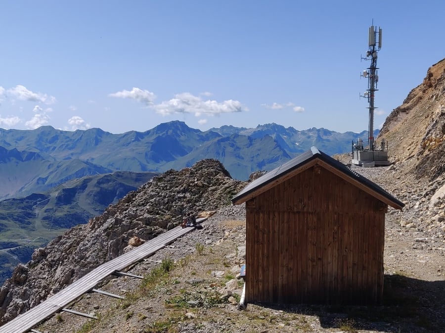 Une antenne de téléphonie mobile en montagne, en France.