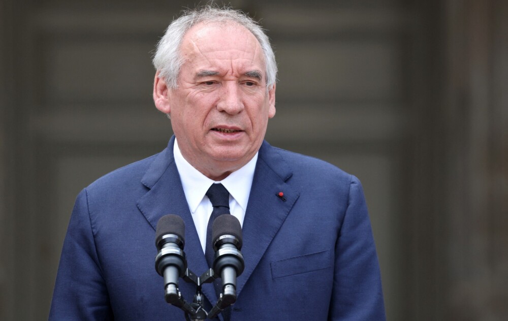 François Bayrou lors de la passation de pouvoir avec Sébastien Lecornu le 10 septembre 2025.