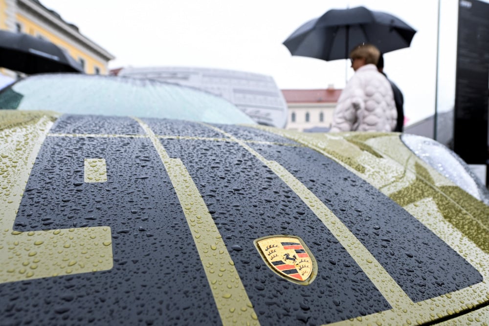 Le logo Porsche est affiché sur un véhicule au pavillon d’exposition de Porsche, le jour du salon automobile IAA à Munich, en Allemagne, le 10 septembre 2025.