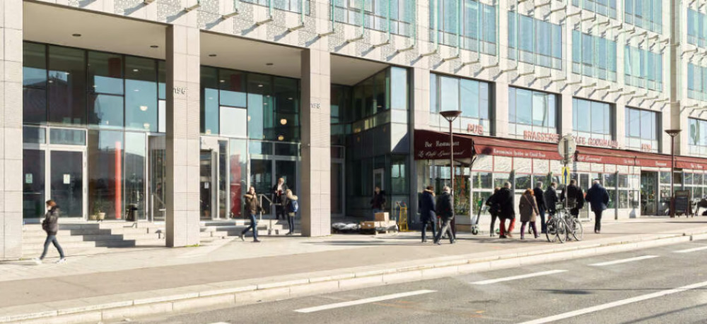 Le France est un immeuble de bureaux situé à Paris.