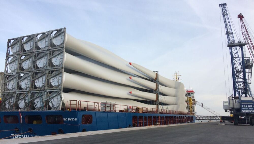 Des pales d'éoliennes sur le port de La Rochelle.