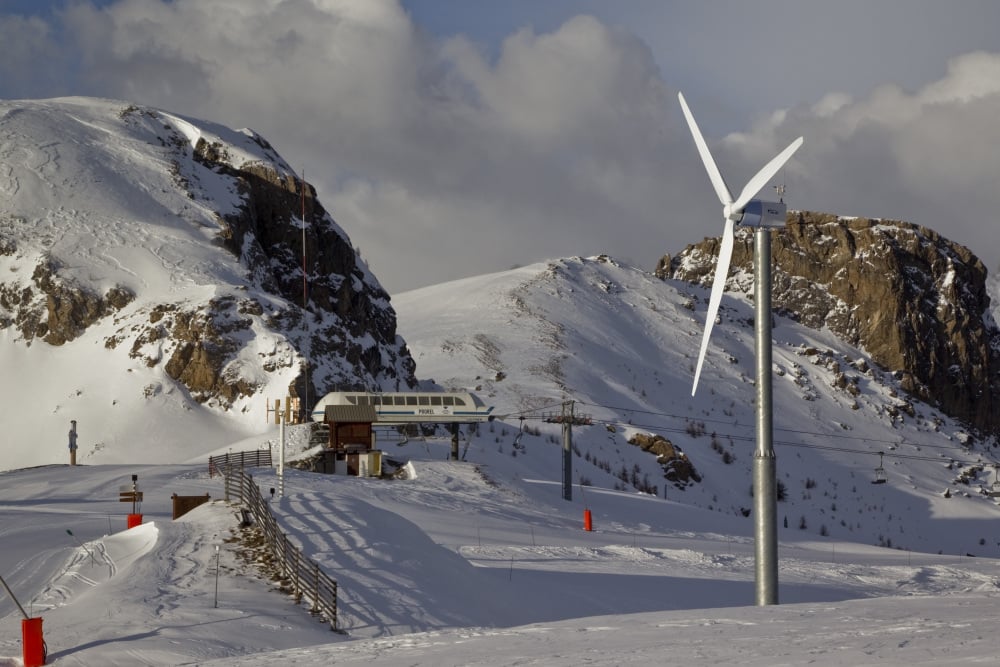 Serre Chevalier a adopté les EnR, hydroélectricité, photovoltaïque et micro-éolien, pour adapter le modèle de la montagne au défi climatique