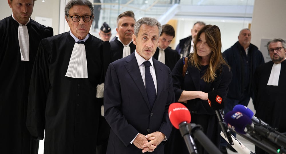 Nicolas Sarkozy dans les couloirs du tribunal après sa condamnation à cinq ans de prison.