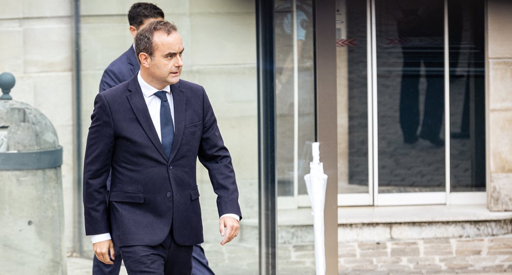 Sébastien Lecornu arrive à l’Hôtel de Matignon pour la passation de pouvoir, le 10 septembre 2025.
