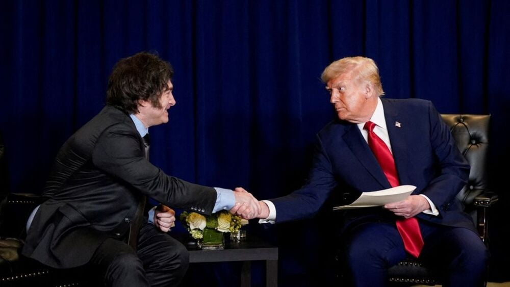Le président américain Donald Trump serre la main du président argentin Javier Milei lors de la 80e Assemblée générale des Nations Unies, à New York, New York, États-Unis, le 23 septembre 2025.