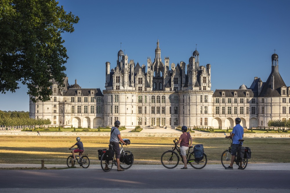 Les nouvelles animations des châteaux de la Loire (ici Chambord) et le succès de la Loire à vélo permettent à la fréquentation touristique de se maintenir à niveau en Centre-Val de Loire.