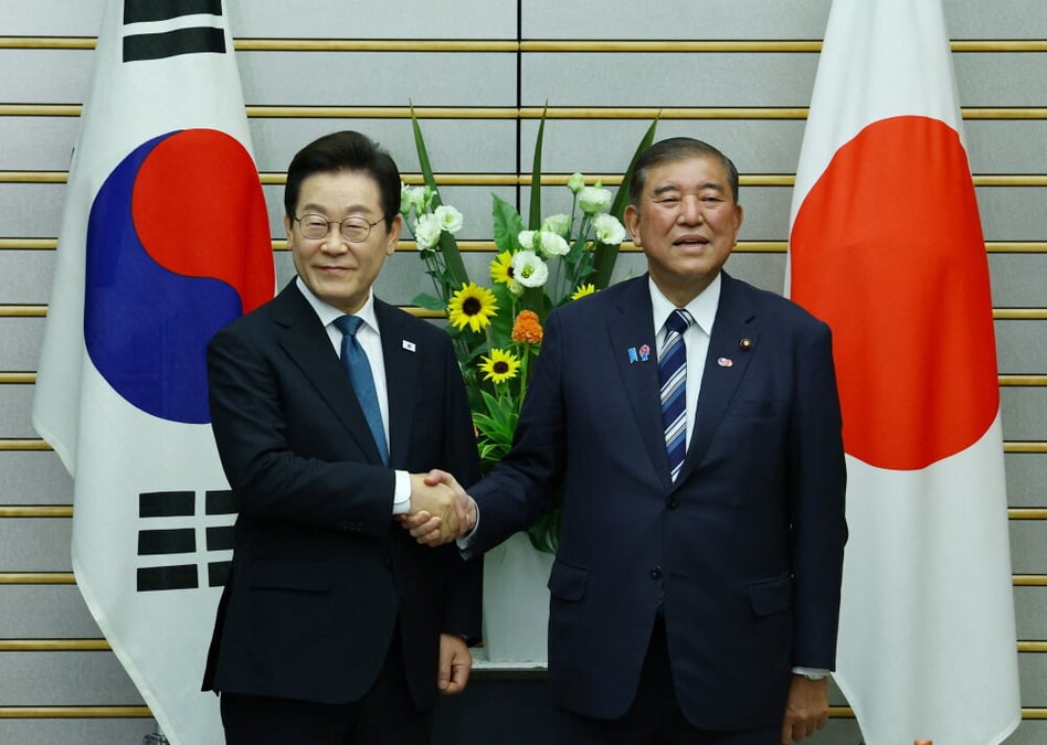 Le président sud-coréen, Lee Jae-myung, serre la main du Premier ministre japonais, Shigeru Ishiba à Tokyo, au Japon, le 23 août 2025.