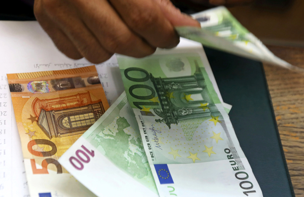 Cette baisse de rendement d'épargne s'ajouterait à l'impôt sur la fortune improductive votée vendredi soir à l'Assemblée, et qui touchera également l'assurance-vie.