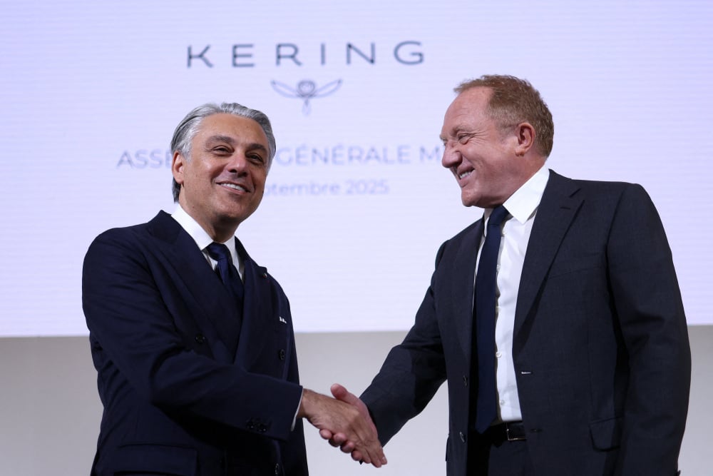 Luca de Meo, nouveau DG de Kering, serre la main de François-Henri Pinault, président du groupe de luxe français Kering, lors d’une assemblée générale extraordinaire des actionnaires de Kering au siège de la société à Paris, en France, le 9 septembre...
