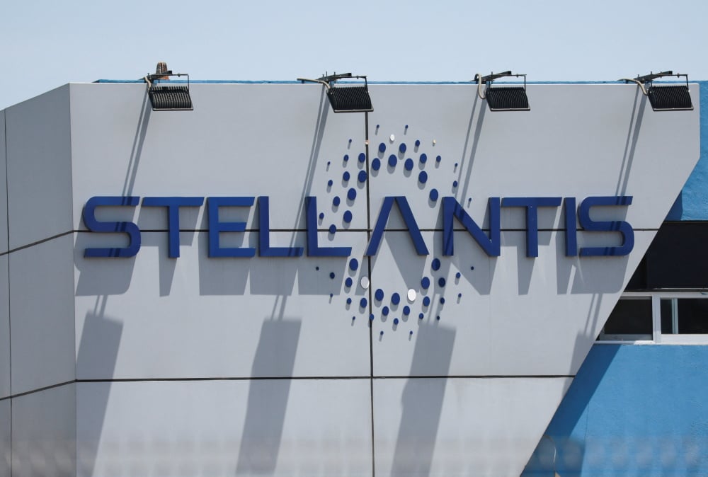 Stellantis a déjà annoncé des fermetures temporaires à Poissy et Mulhouse.