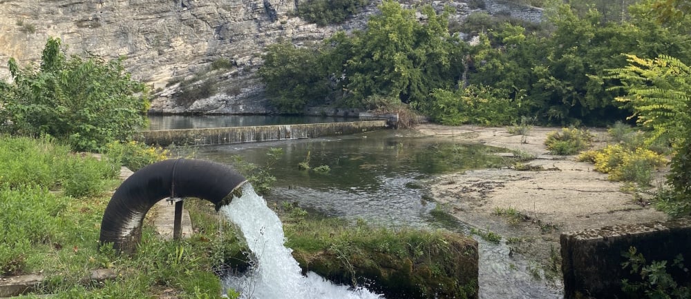 La source du Lez, en périphérie de Montpellier, est située dans une zone karstique qui la rend très résiliente au changement climatique.