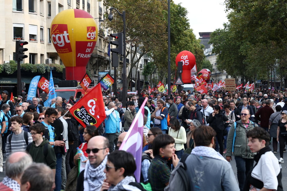 Des manifestants marchent à côté des ballons du syndicat CGT lors d'une manifestation à Paris dans le cadre d'une journée de grèves et de protestations nationales contre le gouvernement et les éventuelles mesures d'austérité en France, le 2 octobre 2025.