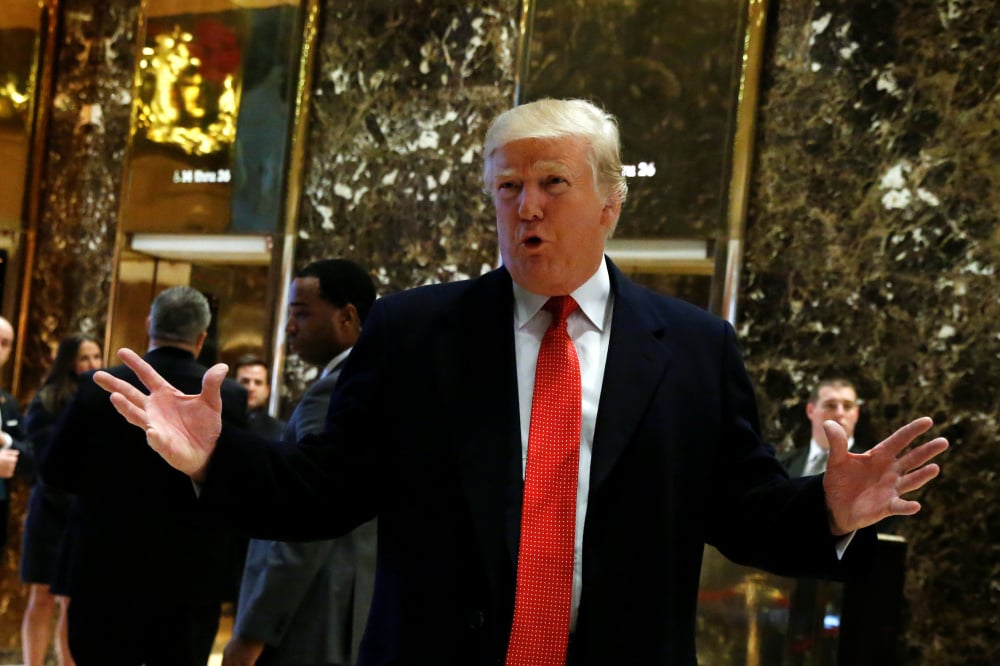 Le président élu des États-Unis, Donald Trump, s’adresse aux membres des médias dans le hall principal de la Trump Tower à Manhattan, New York, États-Unis, le 6 décembre 2016.