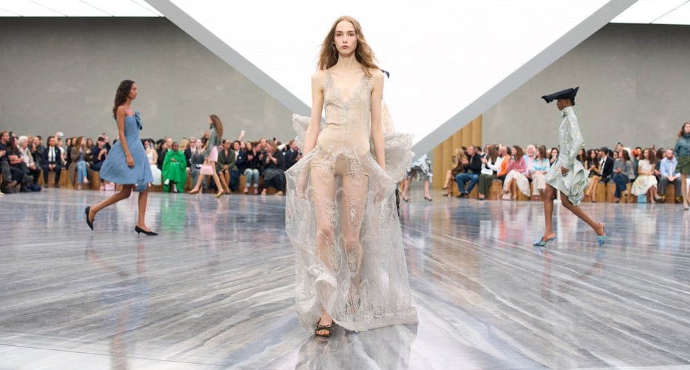 Dévoilée le 1er octobre au Jardin des Tuileries à Paris, la collection Dior de Jonathan Anderson explore le langage de la Maison à travers une relecture empathique de son héritage.
