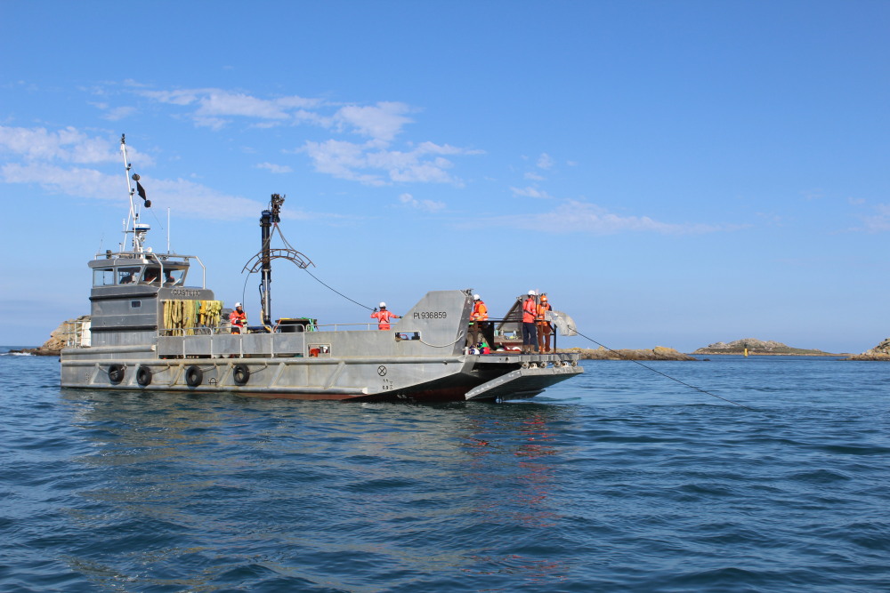 Pour déployer un câble sous-marin de fibre optique reliant l'île de Batz au continent, l'opérateur Axione s'est attaché les services et les barges de Tetis, spécialistes des travaux sous-marins.