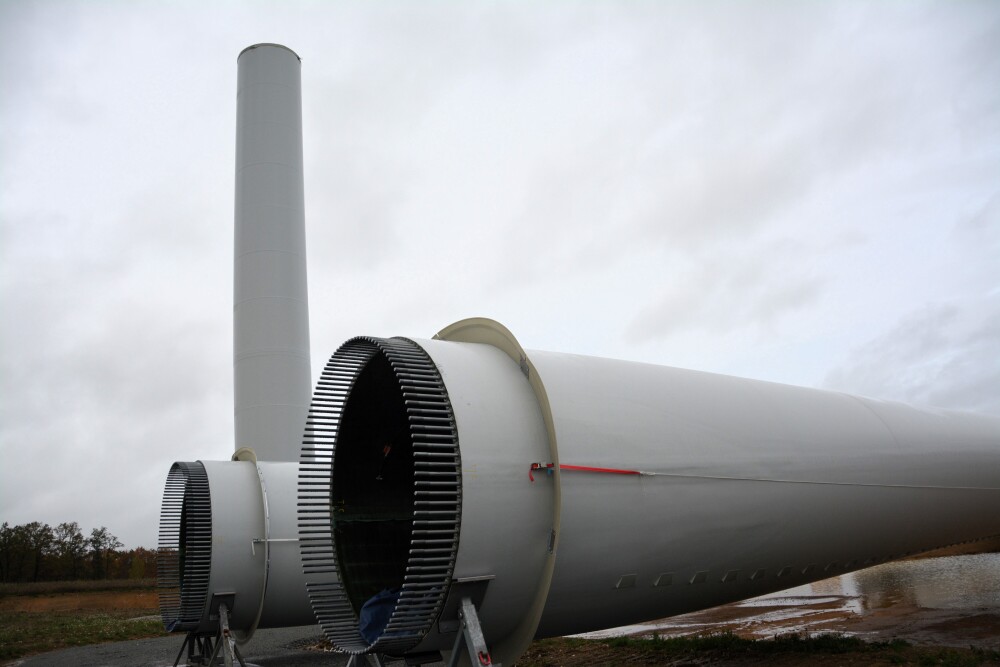 Une éolienne en cours d'installation en Haute-Vienne. Au 1er semestre 2025, le raccordement éolien a chuté en France.