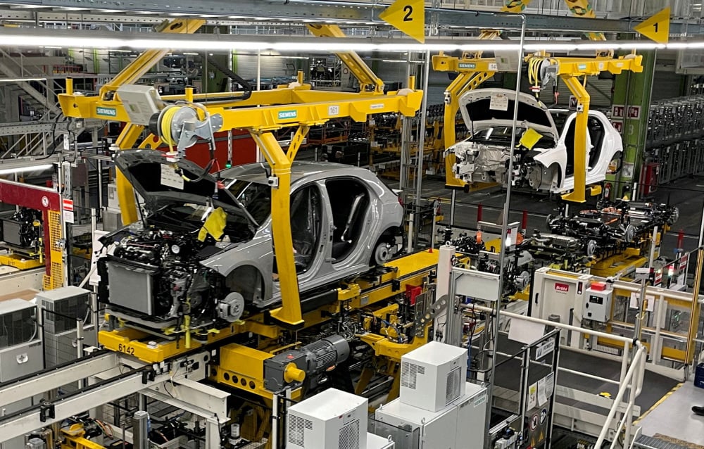 Vue générale d’une chaîne de production du constructeur automobile allemand Mercedes-Benz dans une usine, à Rastatt, en Allemagne, en juin dernier.